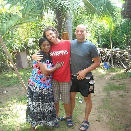 Thevindu Guest & Redmud Resturent Banduramulla Exterior photo