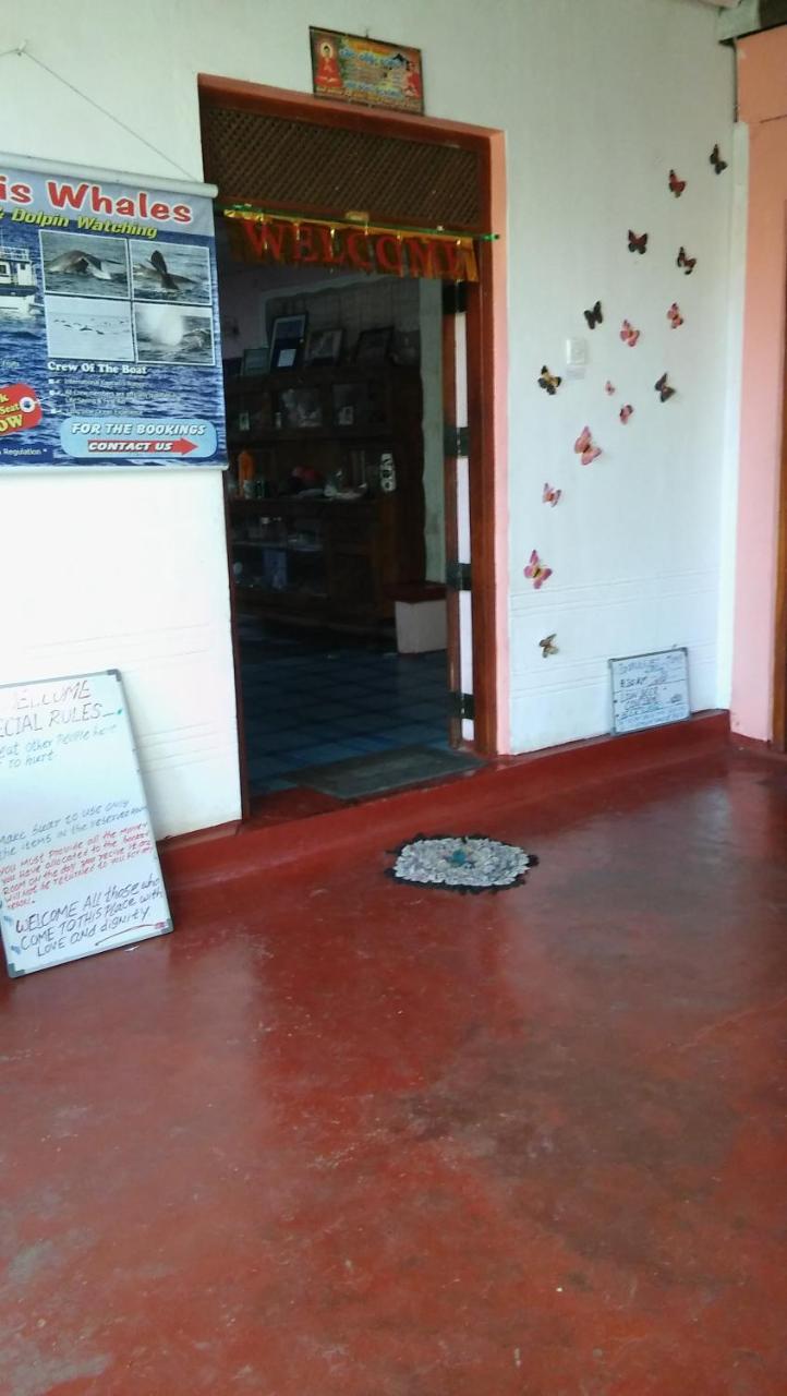 Thevindu Guest & Redmud Resturent Banduramulla Exterior photo