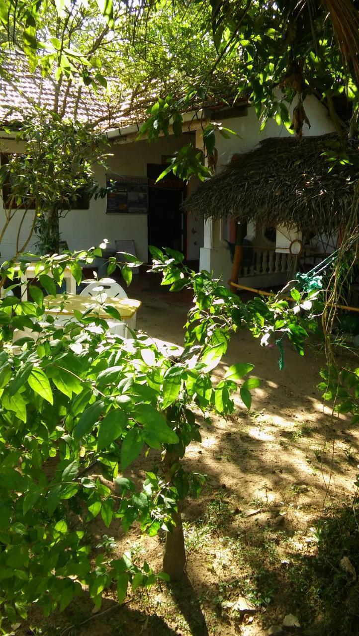 Thevindu Guest & Redmud Resturent Banduramulla Exterior photo