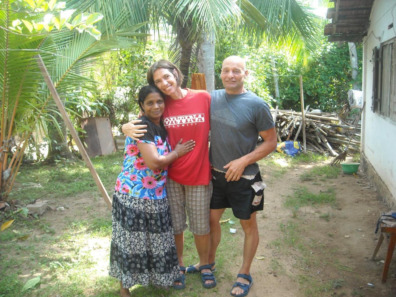 Thevindu Guest & Redmud Resturent Banduramulla Exterior photo